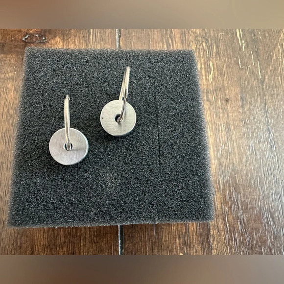 Kon Zuk minimalist loop circle earrings - Picture 6 of 12